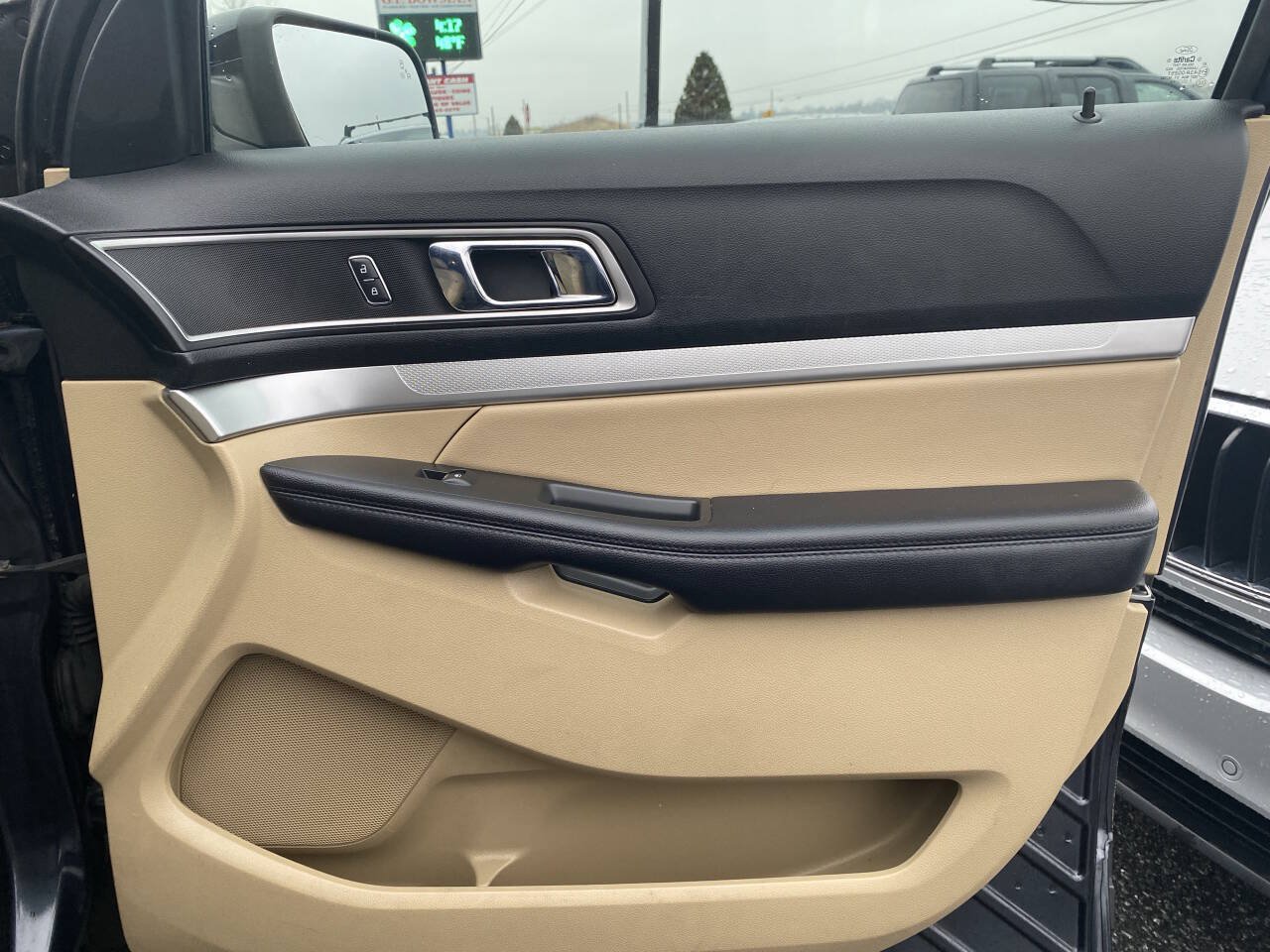 Used 2017 Ford Explorer XLT w/ Equipment Group 202A AWD/4WD image 21