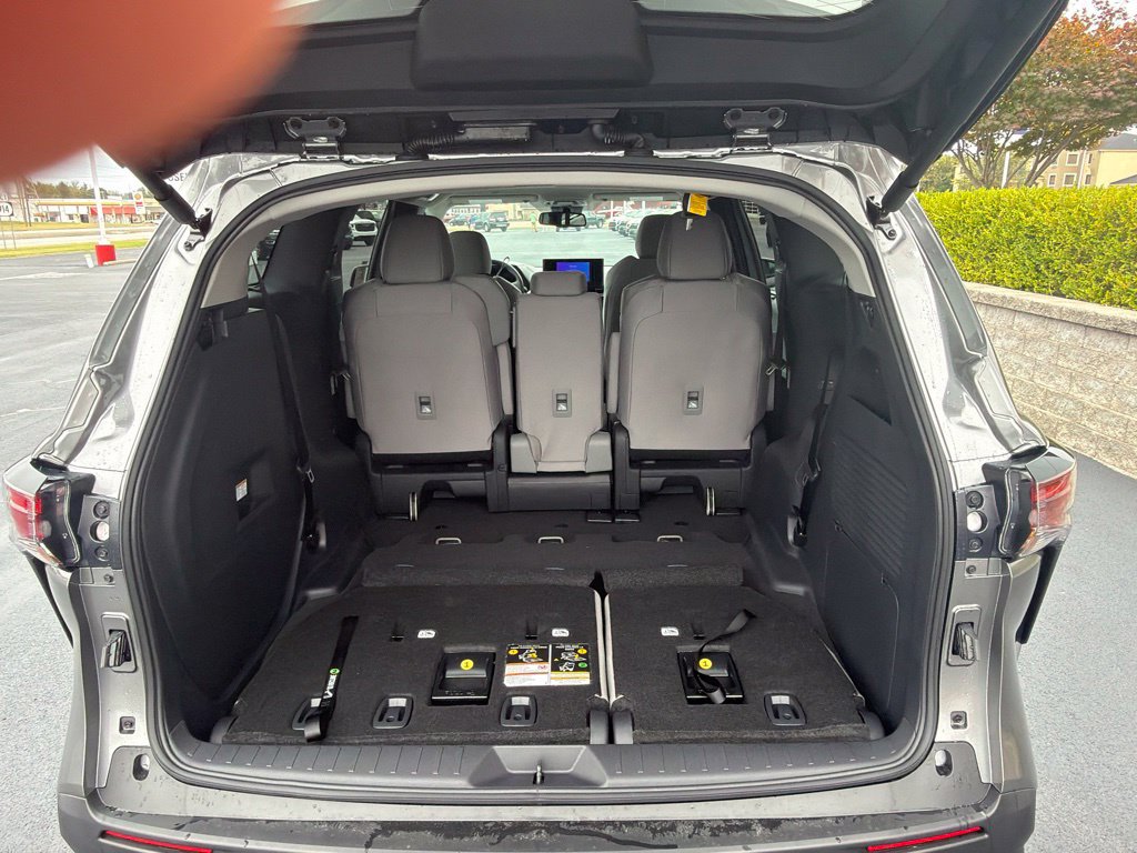 New 2026 Toyota Sienna LE FWD image 24