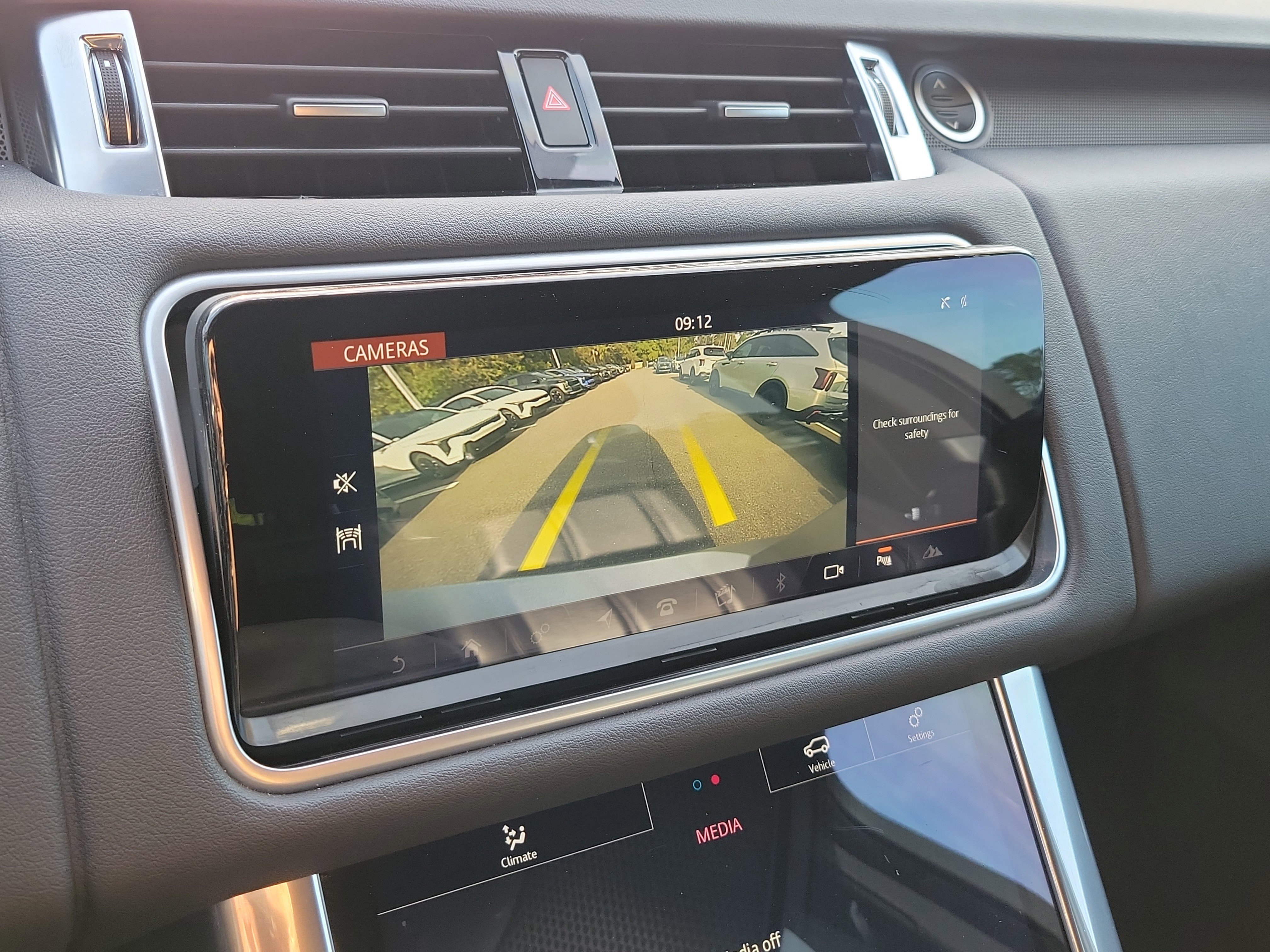 Used 2020 Land Rover Range Rover Sport SE image 35