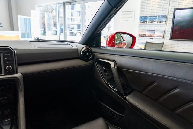 Used 2020 Nissan GT-R Premium w/ Premium Interior Package image 8