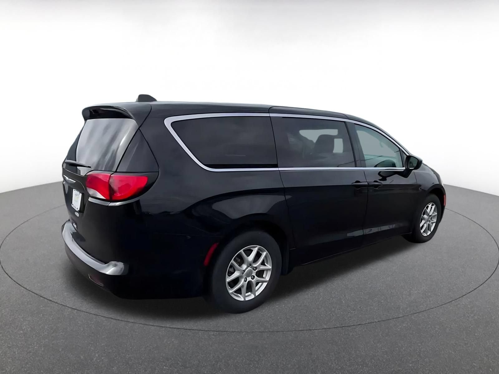 Used 2024 Chrysler Voyager LX FWD image 14