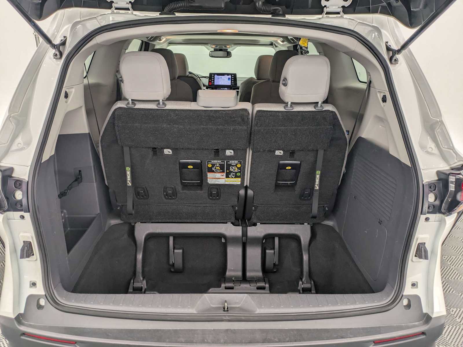 Used 2024 Toyota Sienna LE w/ LE Plus Package FWD image 33