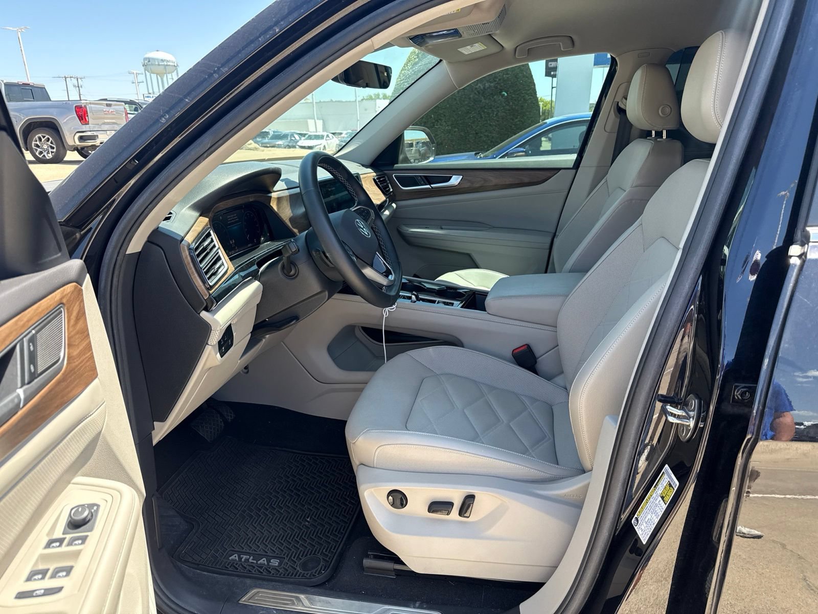 Used 2024 Volkswagen Atlas SE FWD image 12