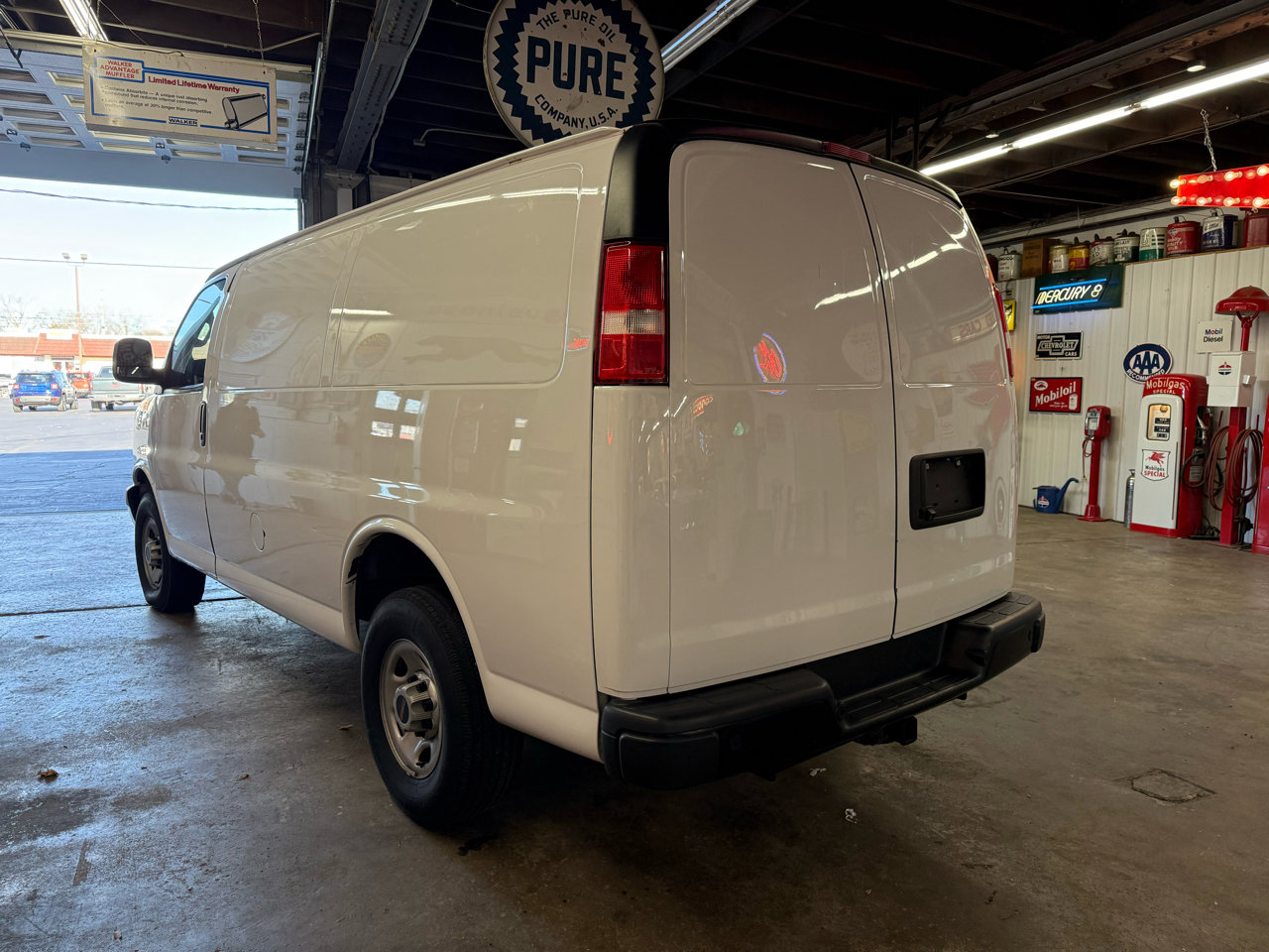 Used 2023 GMC Savana 2500 w/ Driver Convenience Package image 3