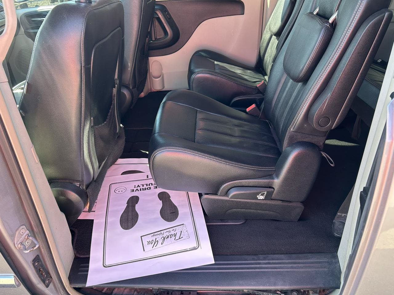 Used 2016 Chrysler Town & Country Touring FWD image 9