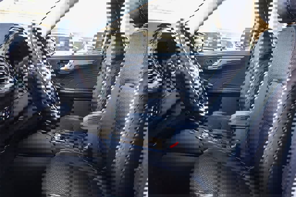 New 2025 Ford Escape SE w/ Class II Trailer Tow Package image 17