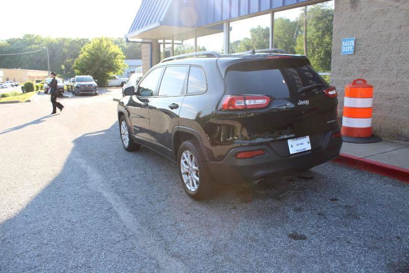 Used 2017 Jeep Cherokee Sport FWD image 4