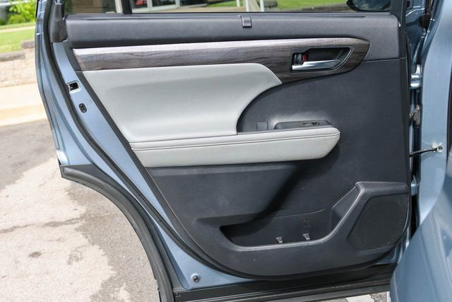 Used 2021 Toyota Highlander Limited image 15