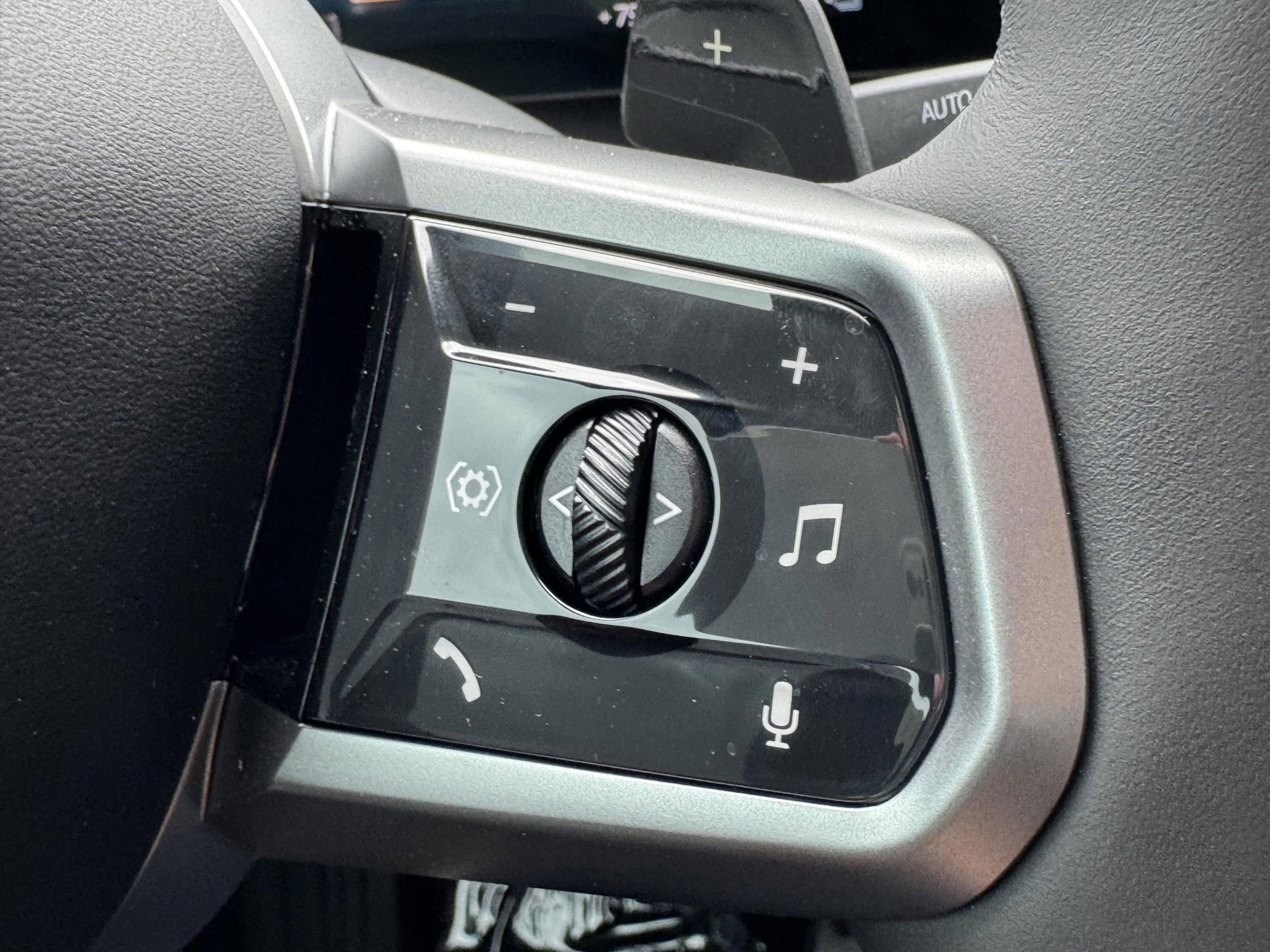 Used 2025 BMW 550e xDrive w/ Premium Package image 25