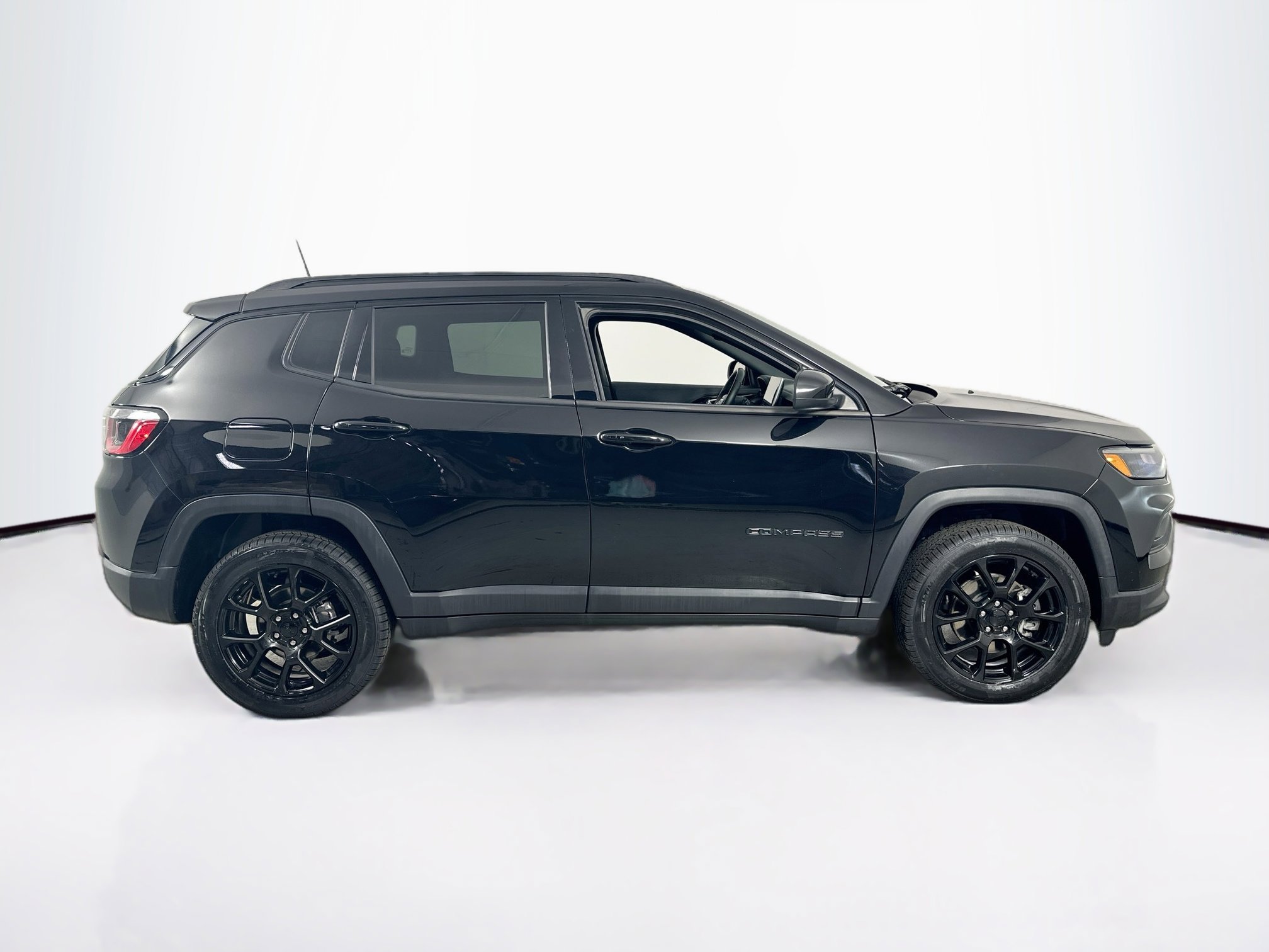 Used 2022 Jeep Compass Altitude w/ Sun and Sound Group AWD/4WD image 4