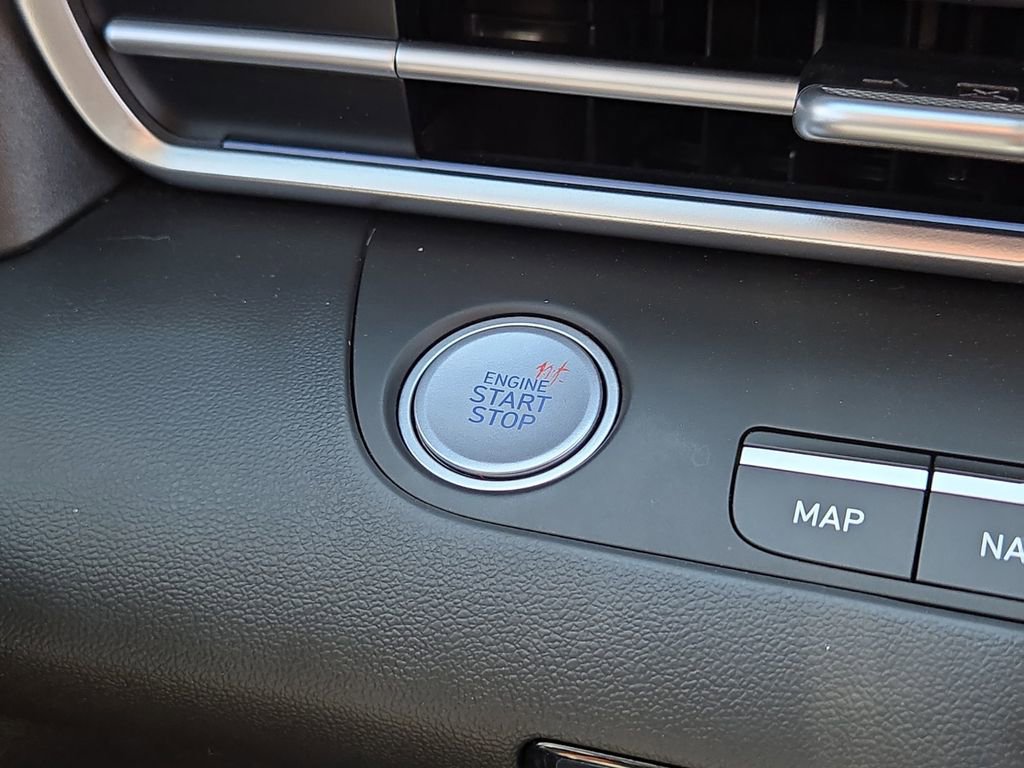 Used 2025 Hyundai Elantra Limited FWD image 30