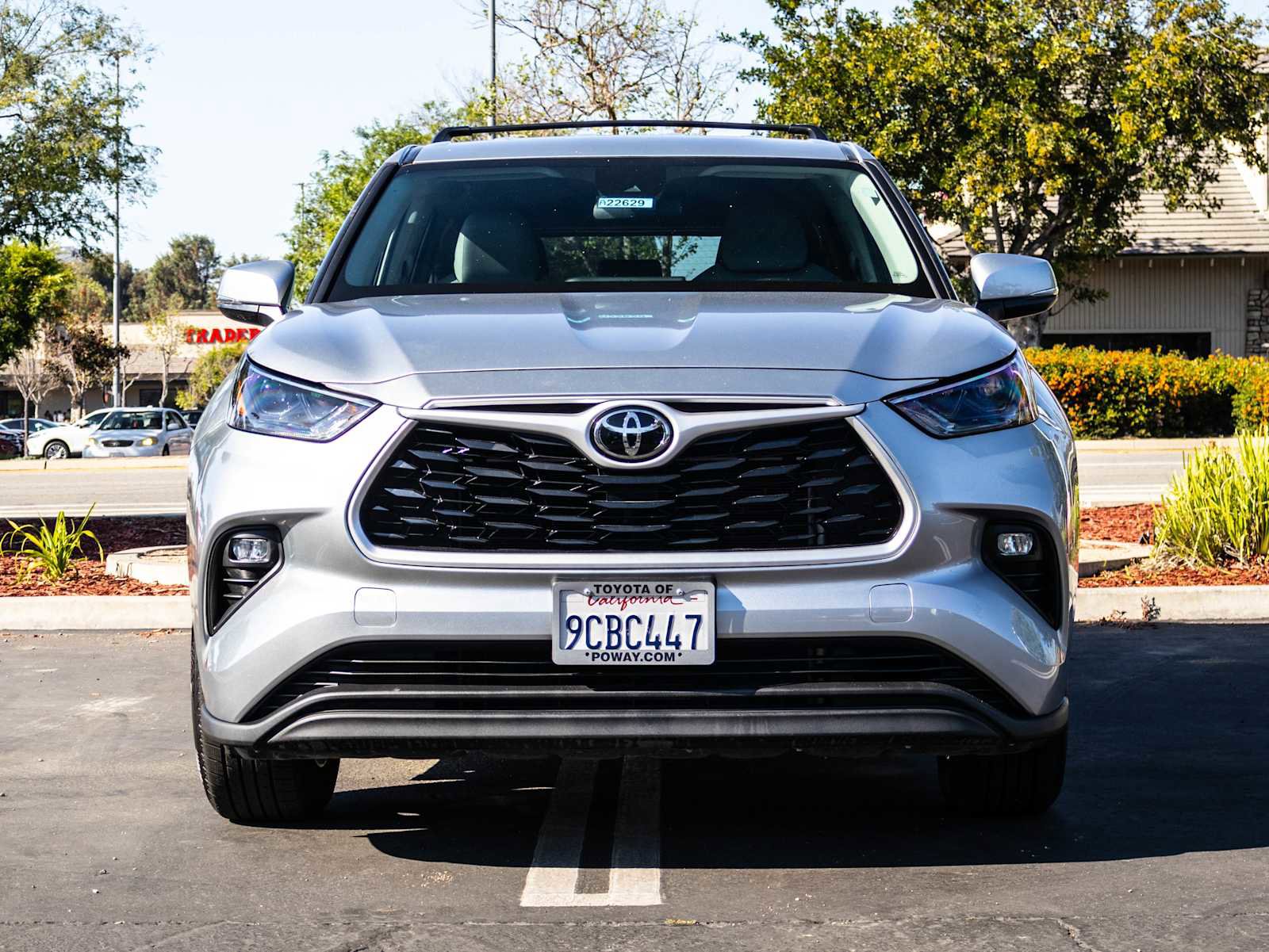 Used 2022 Toyota Highlander LE FWD image 2