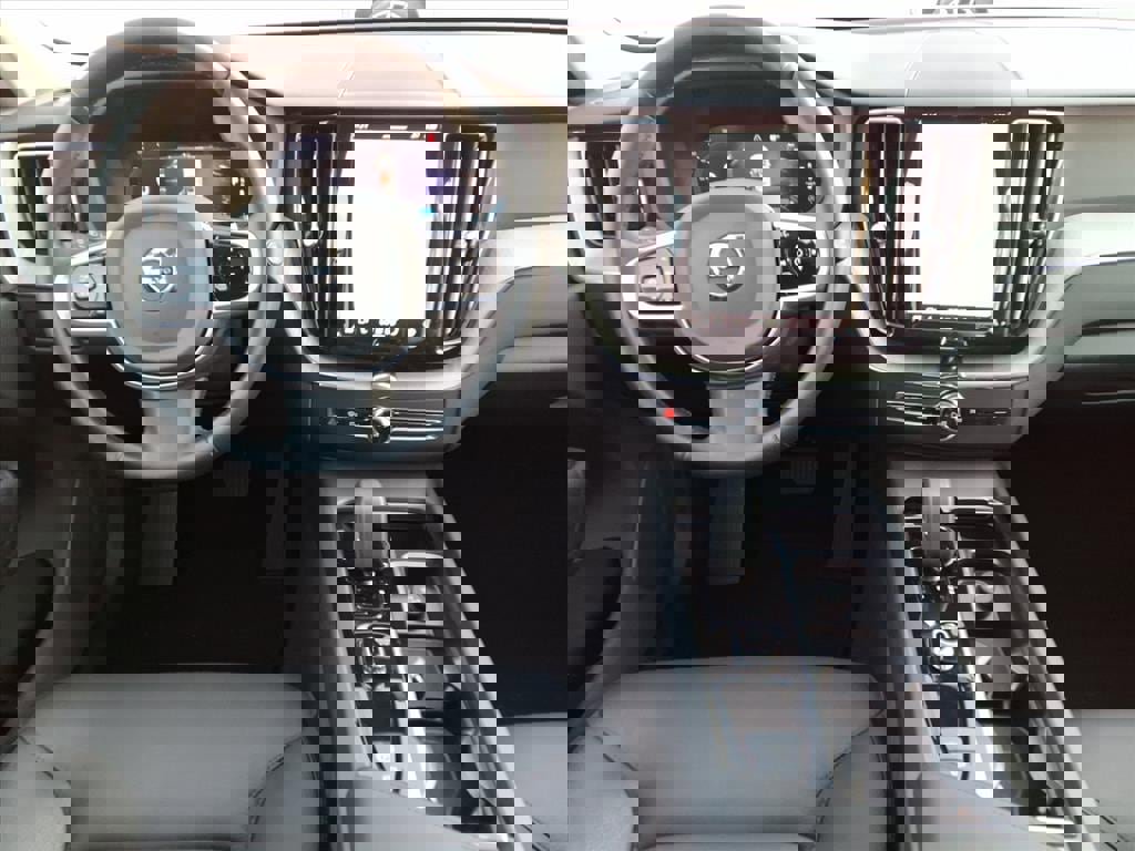 Certified 2025 Volvo XC60 B5 Plus image 13
