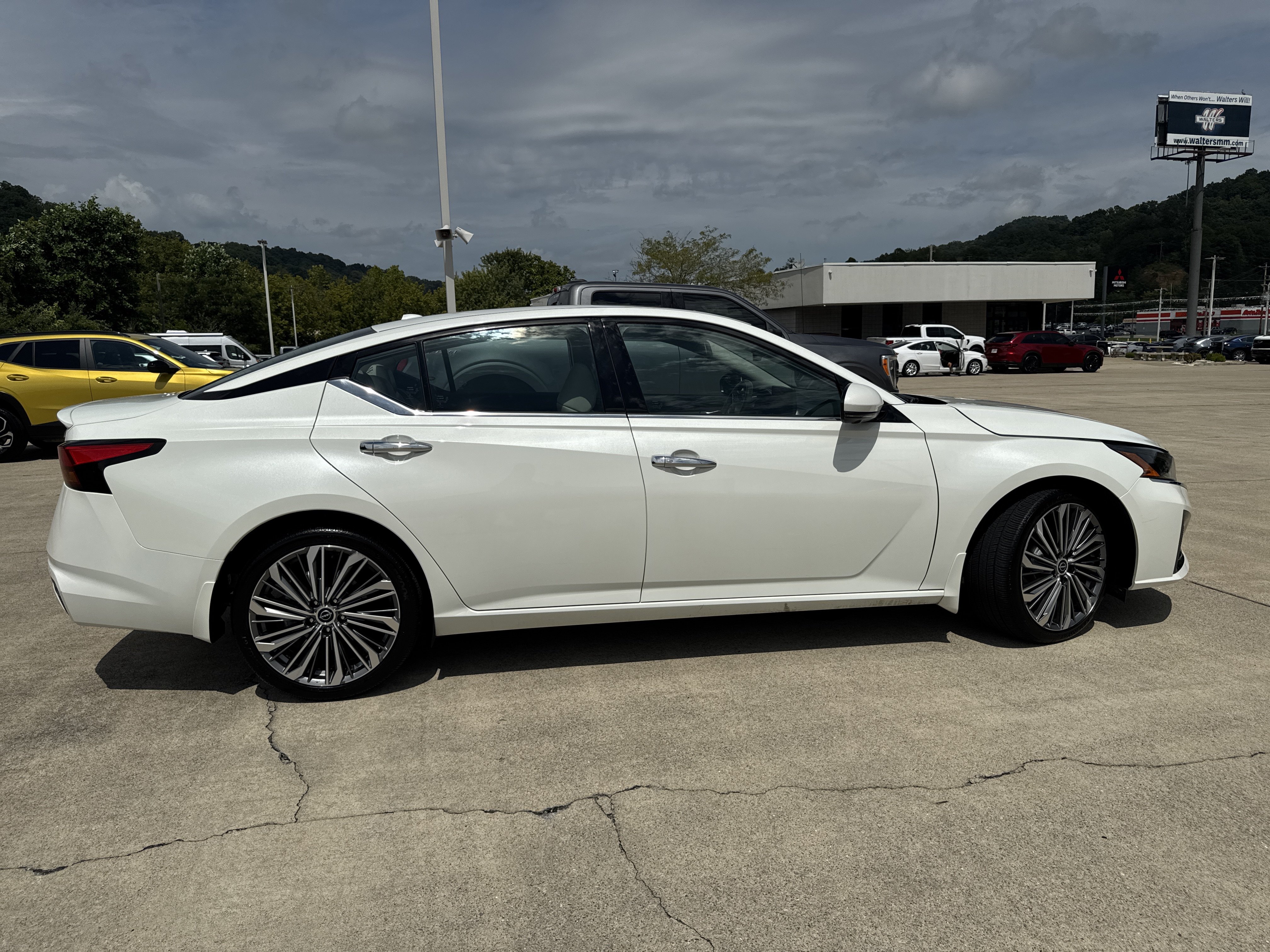 Used 2023 Nissan Altima 2.5 SL FWD image 8