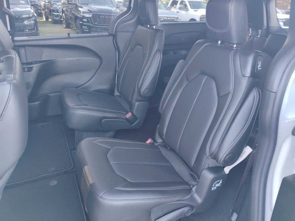 New 2026 Chrysler Pacifica Select image 16