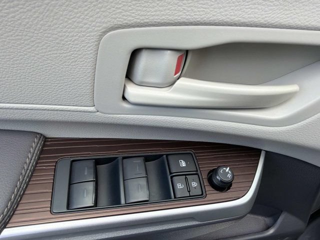 Used 2024 Toyota Sienna LE w/ LE Plus Package AWD/4WD image 8