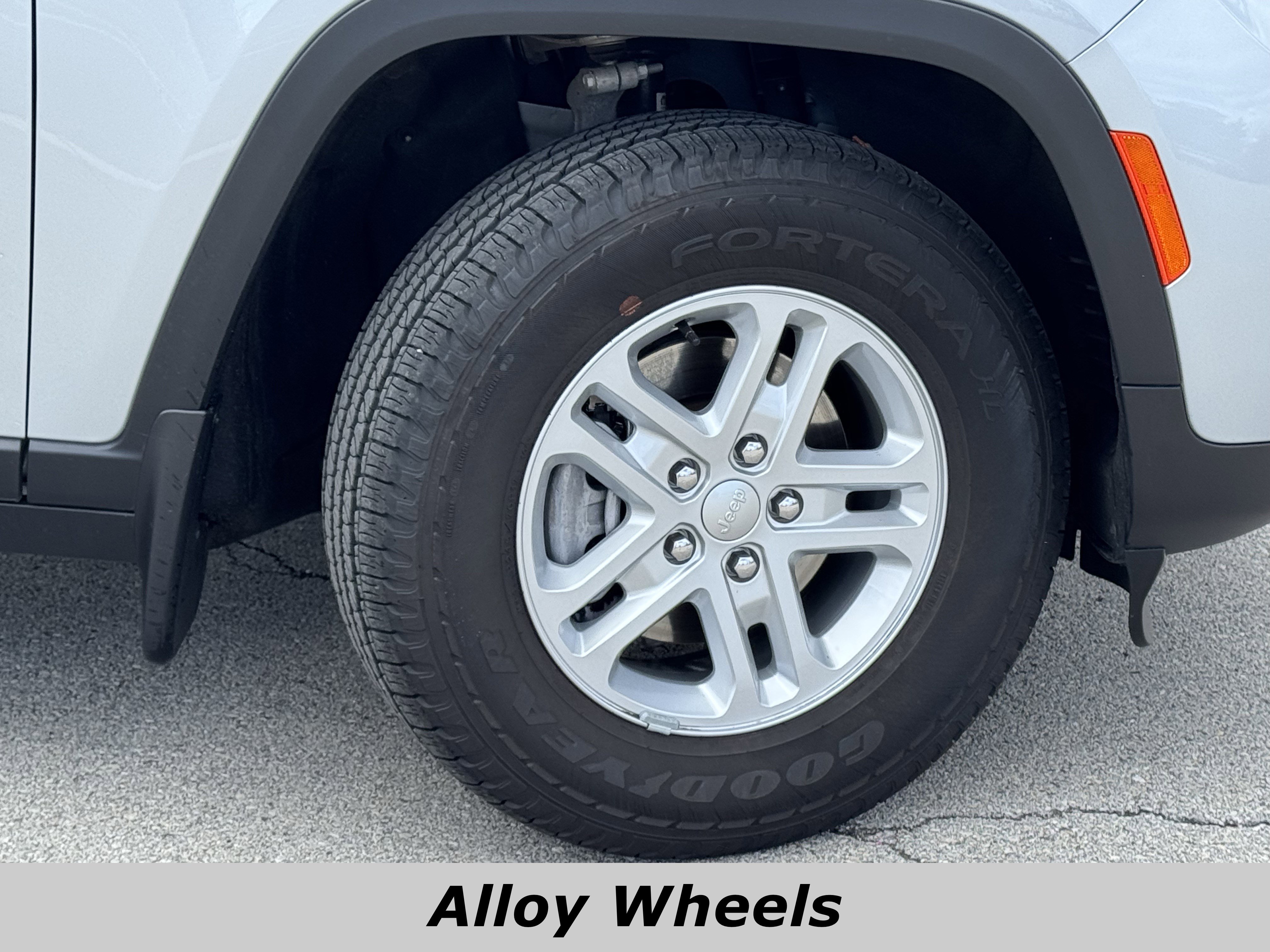 Used 2024 Jeep Grand Cherokee Laredo w/ MOPAR Finishing Package image 13