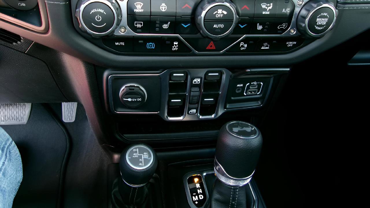 Used 2025 Jeep Wrangler Sahara w/ Safety Group AWD/4WD image 14