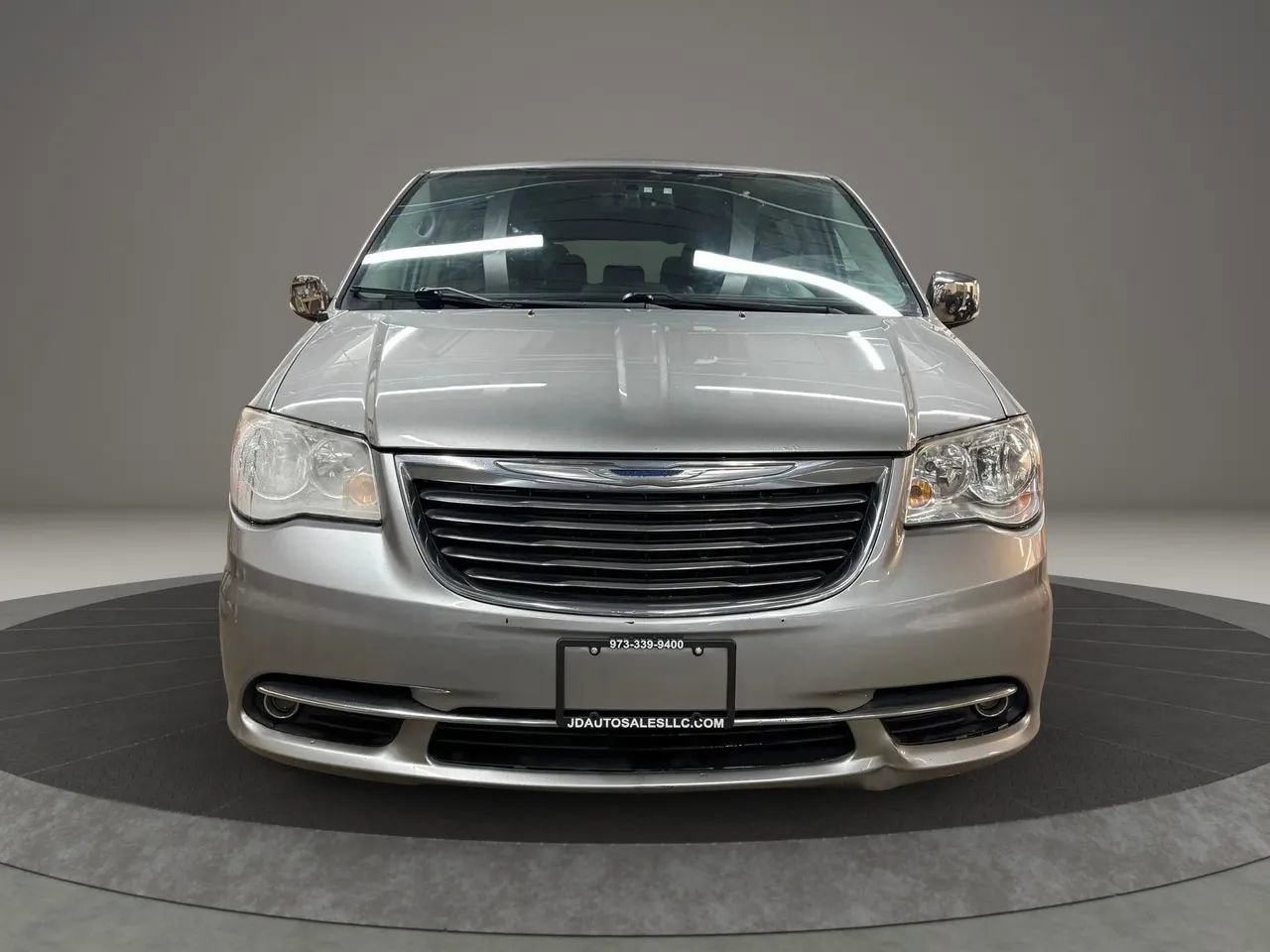 Used 2015 Chrysler Town & Country Touring-L w/ Driver Convenience Group image 3