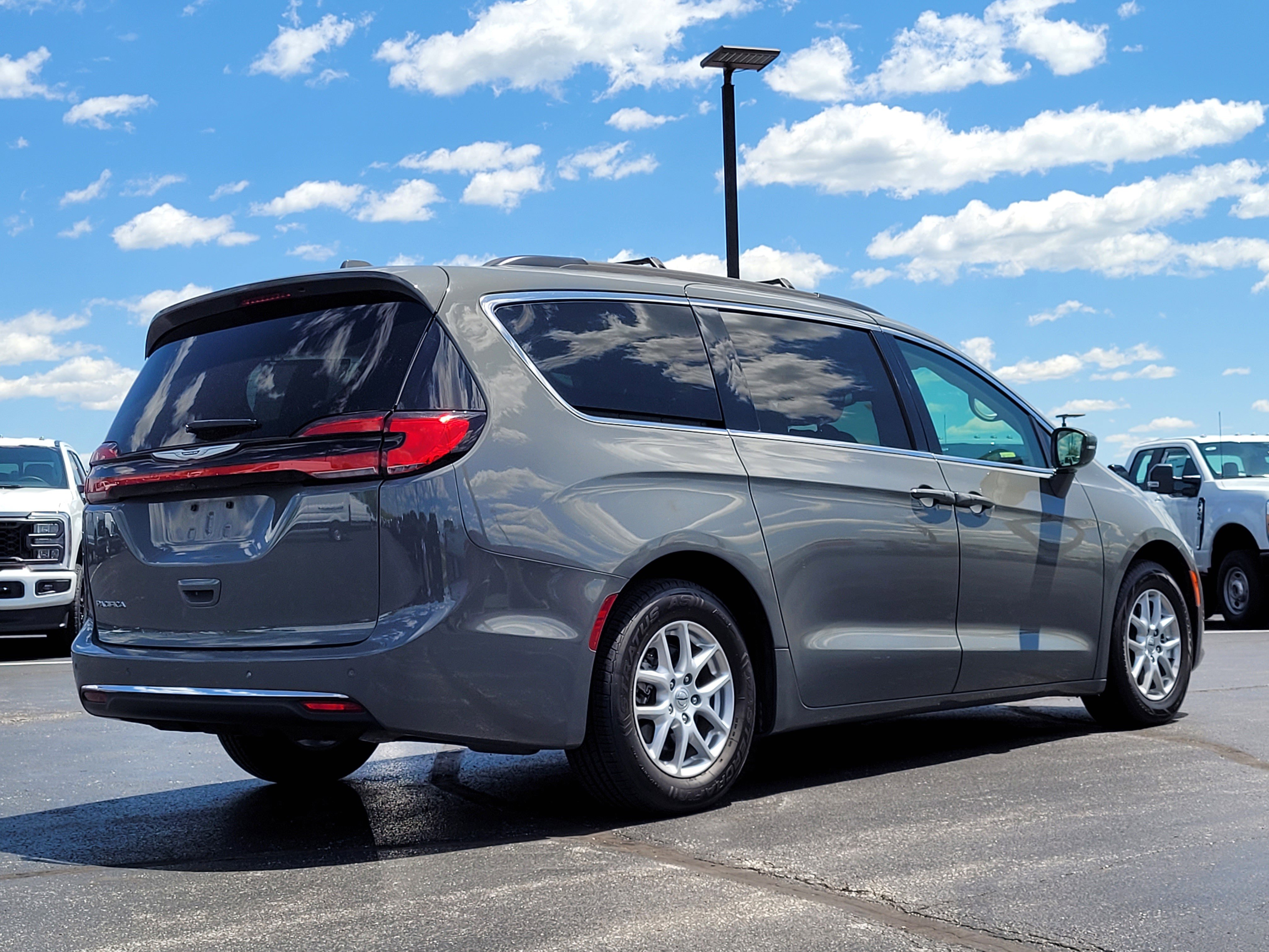 Used 2022 Chrysler Pacifica Touring-L FWD image 4