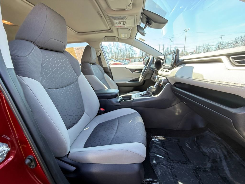 Used 2021 Toyota RAV4 XLE w/ Convenience Package image 25