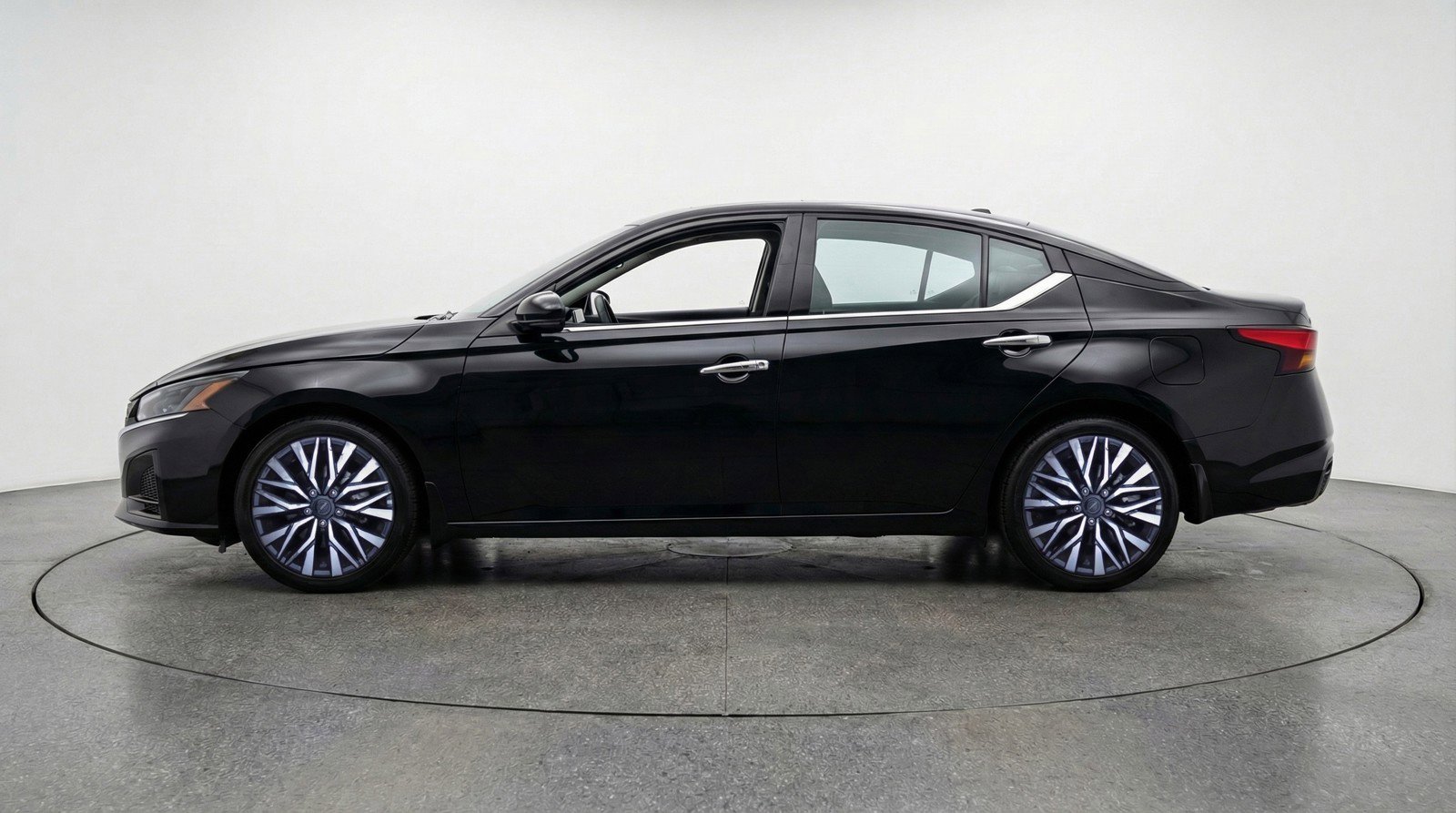 Used 2025 Nissan Altima 2.5 SV FWD image 5