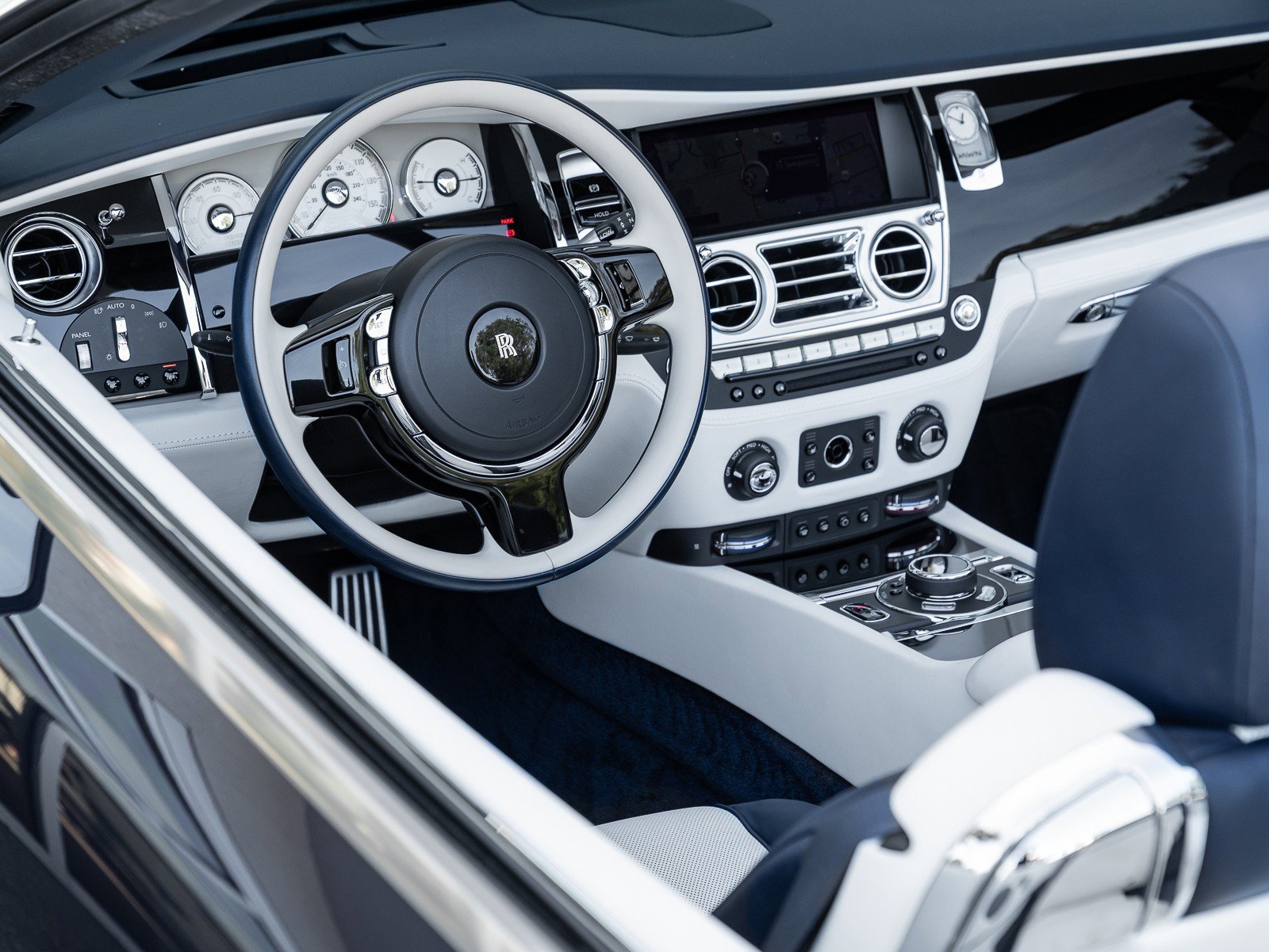 Used 2018 Rolls-Royce Dawn image 32