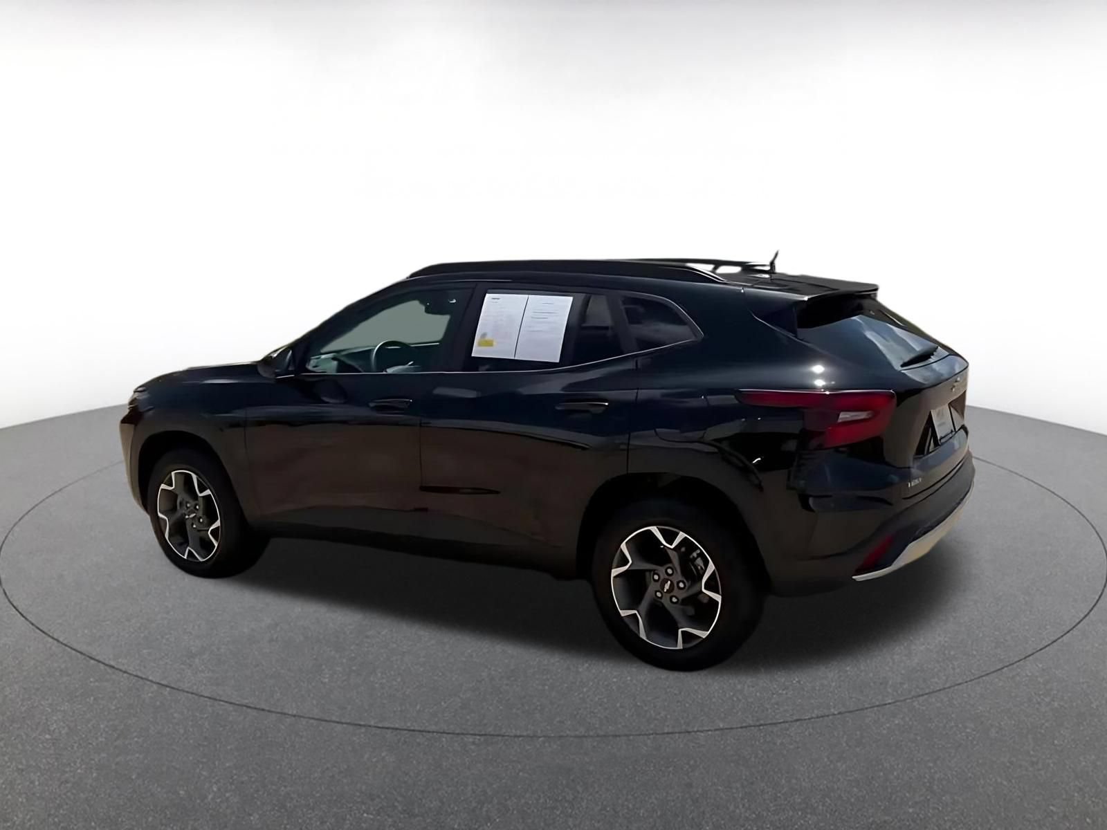 Used 2025 Chevrolet Trax LT FWD image 11