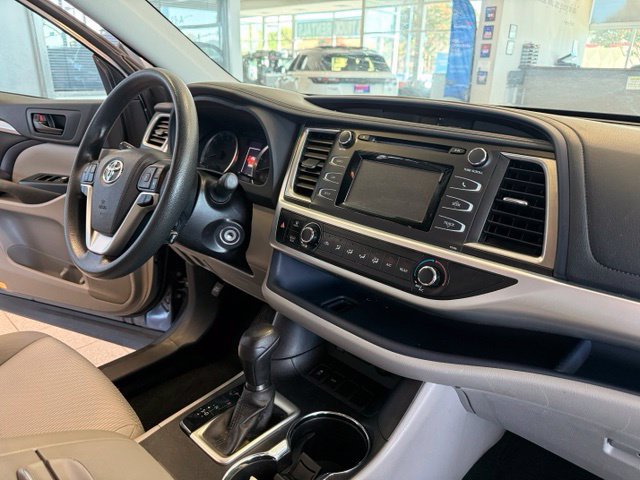 Used 2017 Toyota Highlander LE w/ Carpet Mat Package FWD image 28