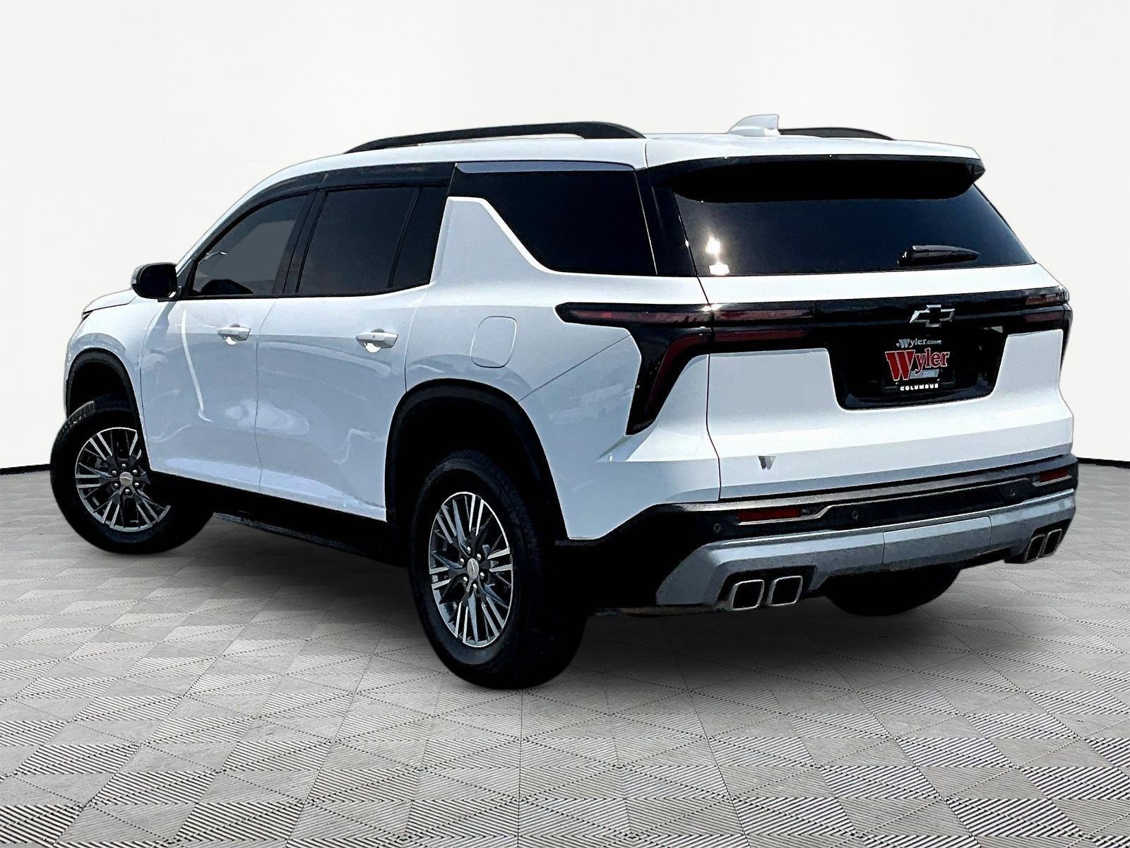 Used 2026 Chevrolet Traverse LT w/ LPO, Floor Liner Package FWD image 4