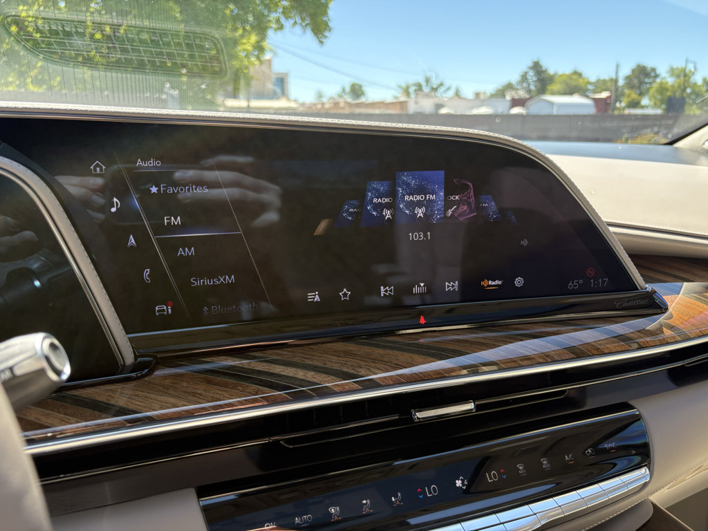 Used 2023 Cadillac Escalade Sport Platinum w/ LPO, ONYX Package AWD/4WD image 31