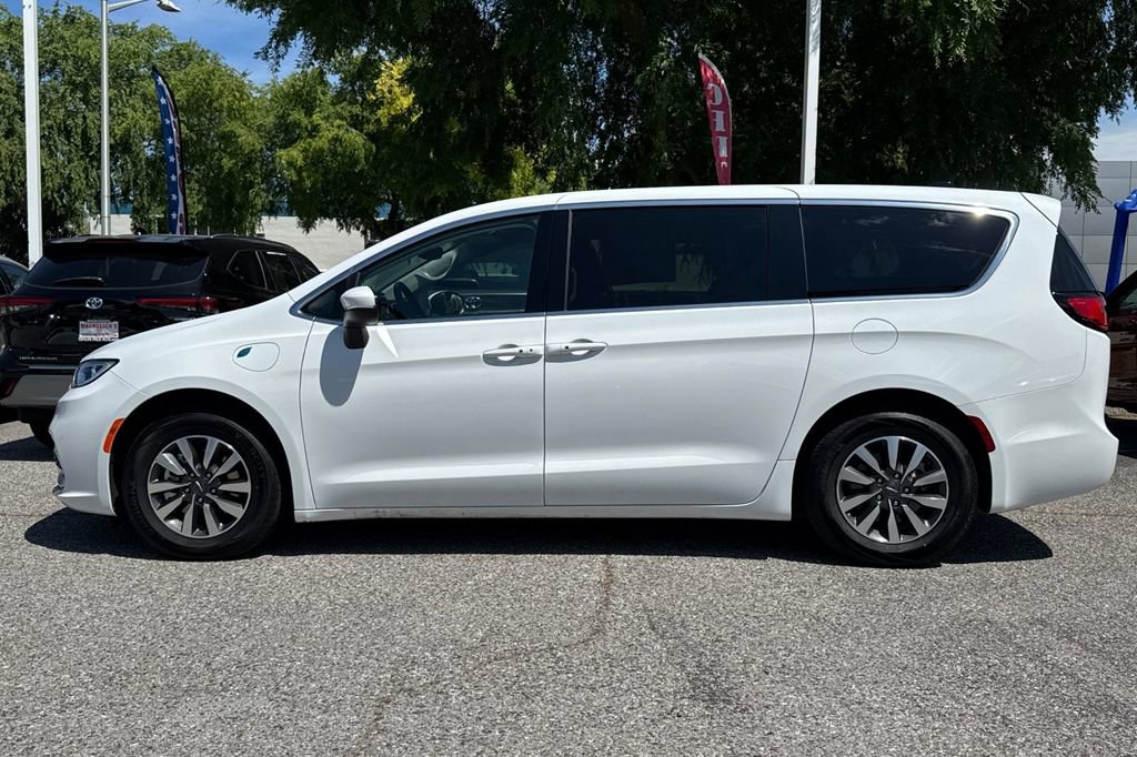 Used 2023 Chrysler Pacifica Touring-L image 6