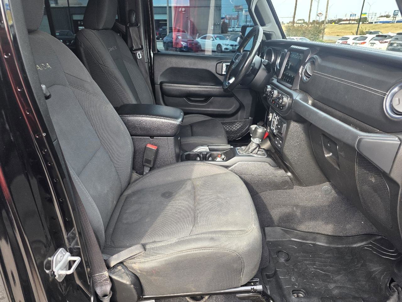 Used 2018 Jeep Wrangler Unlimited Sahara AWD/4WD image 16