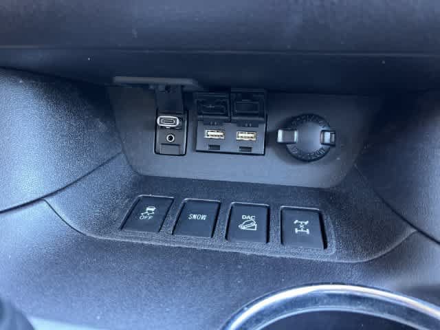 Used 2019 Toyota Highlander XLE w/ Protection Package #3 AWD/4WD image 27