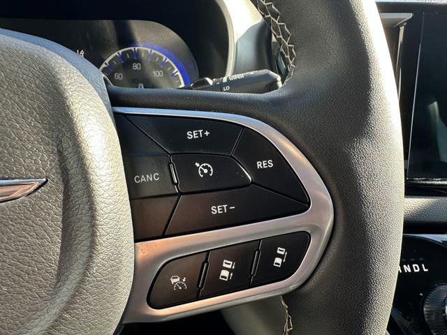 Used 2023 Chrysler Pacifica Touring-L image 17