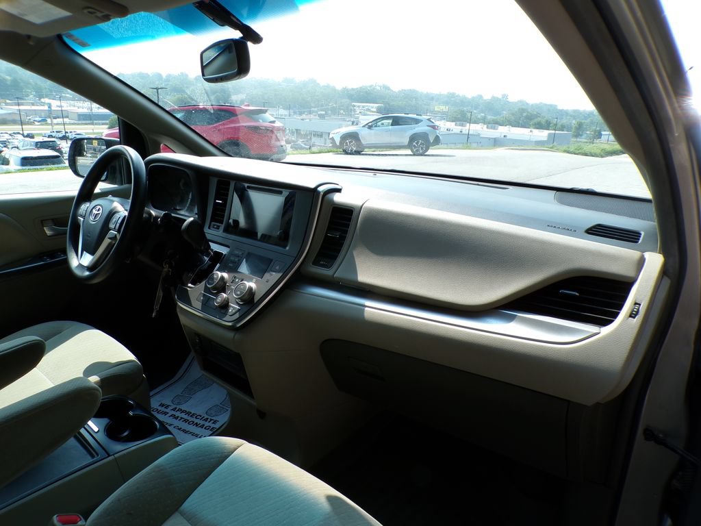 Used 2017 Toyota Sienna LE AWD/4WD image 14