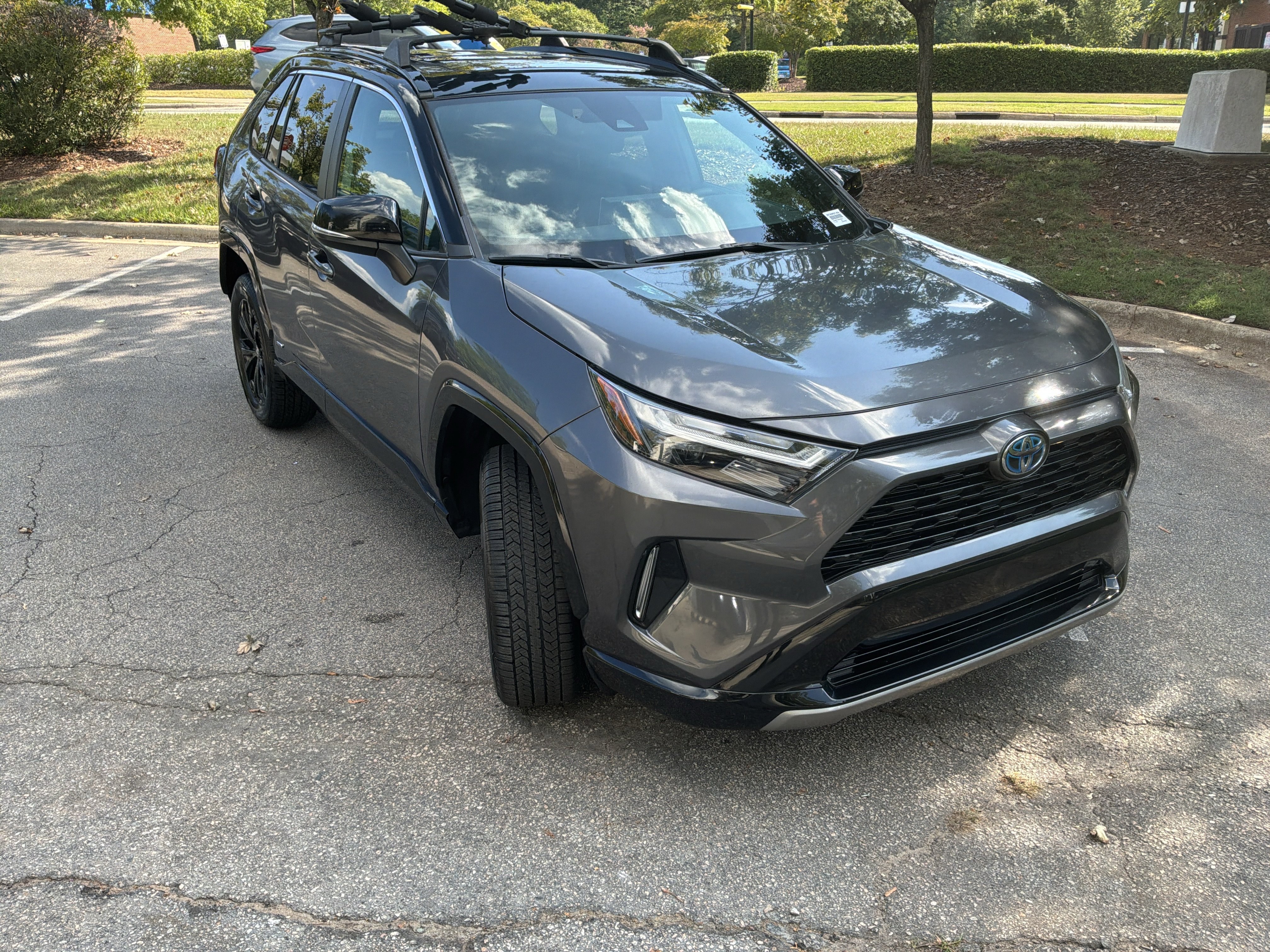 Used 2022 Toyota RAV4 XSE AWD/4WD image 2