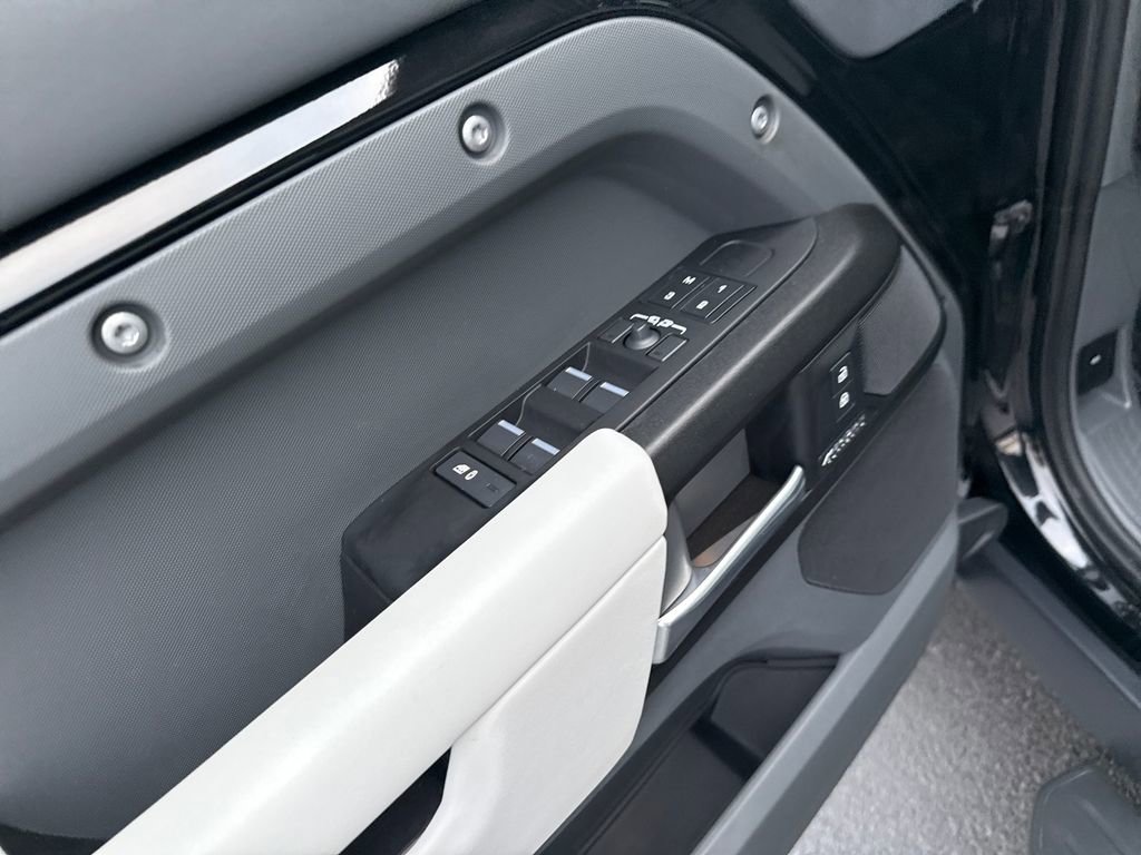 Used 2025 Land Rover Defender 130 V8 image 14