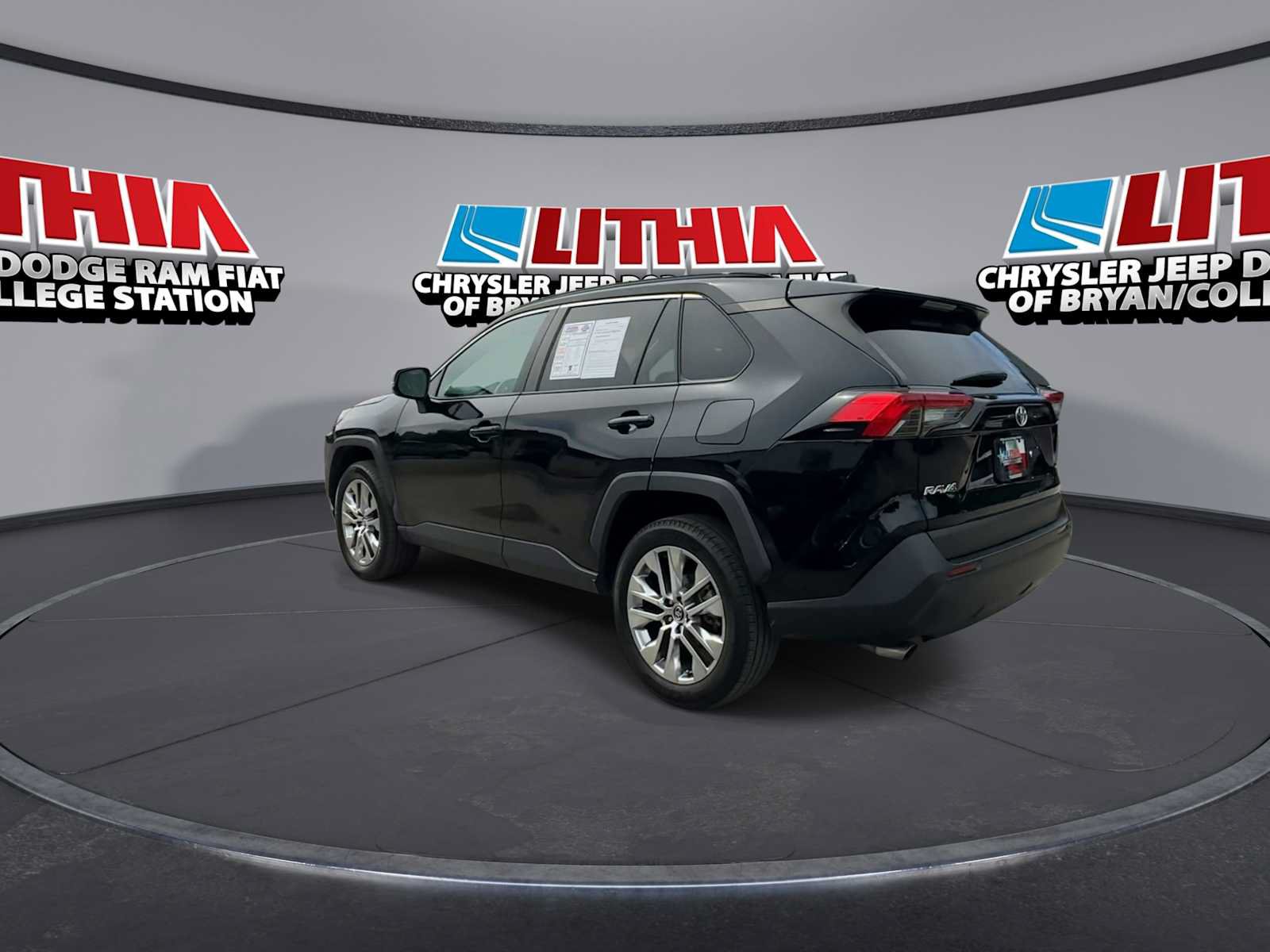 Used 2020 Toyota RAV4 XLE Premium FWD image 6