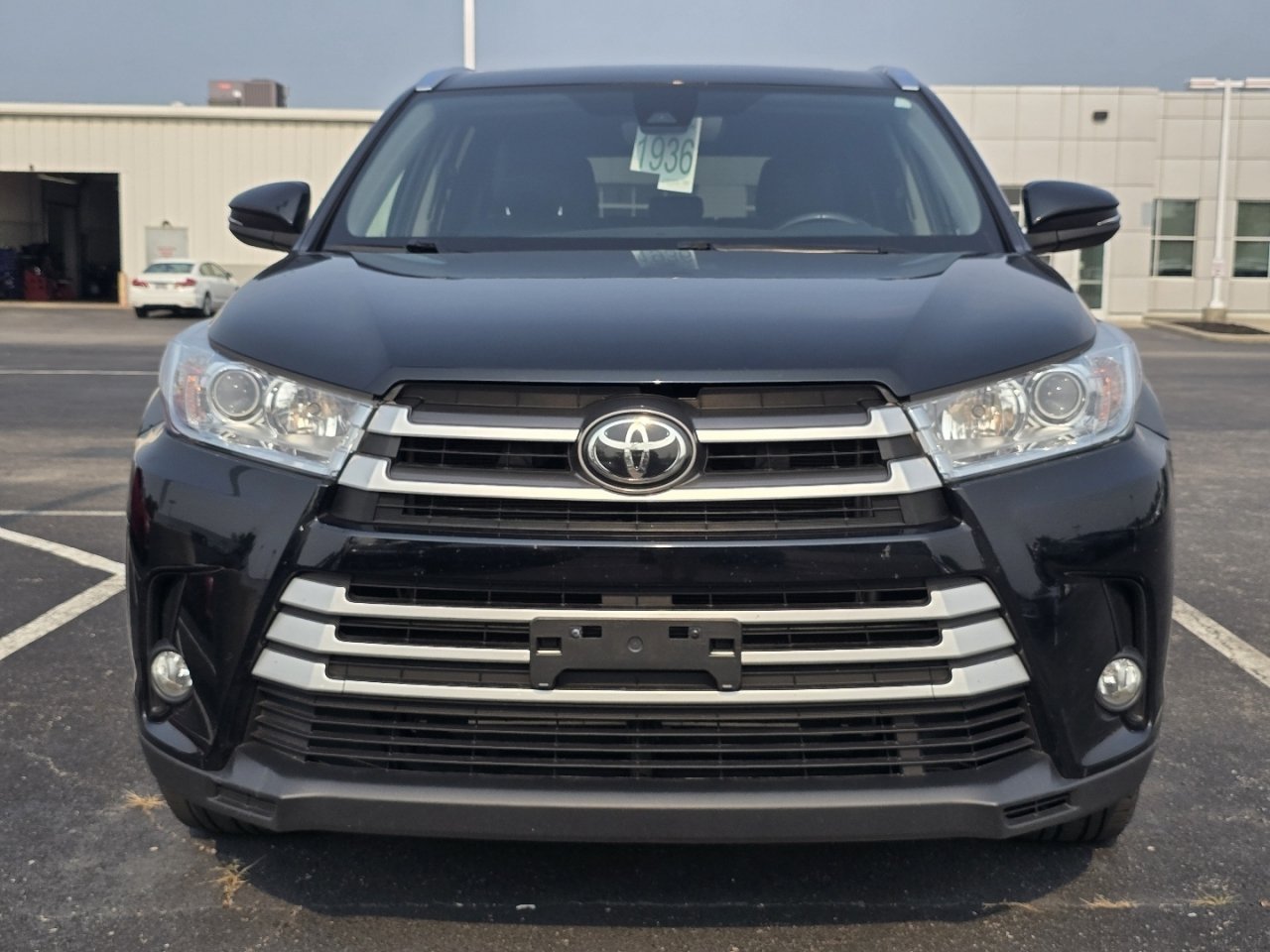 Used 2019 Toyota Highlander XLE FWD image 2