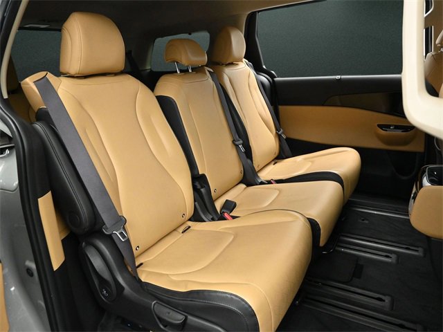 Used 2022 Kia Carnival EX image 15