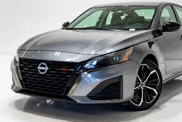 Used 2025 Nissan Altima 2.5 SR FWD image 2