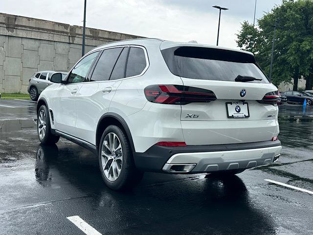 New 2026 BMW X5 xDrive40i w/ Premium Package AWD/4WD image 3