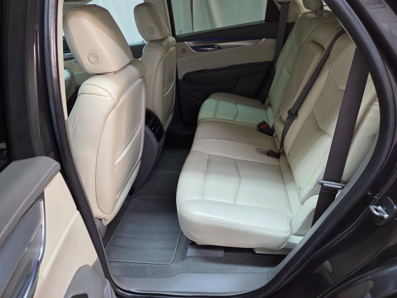 Used 2017 Cadillac XT5 Premium Luxury w/ Advanced Security Package AWD/4WD image 18