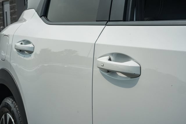 Used 2025 Nissan Kicks SV AWD/4WD image 18