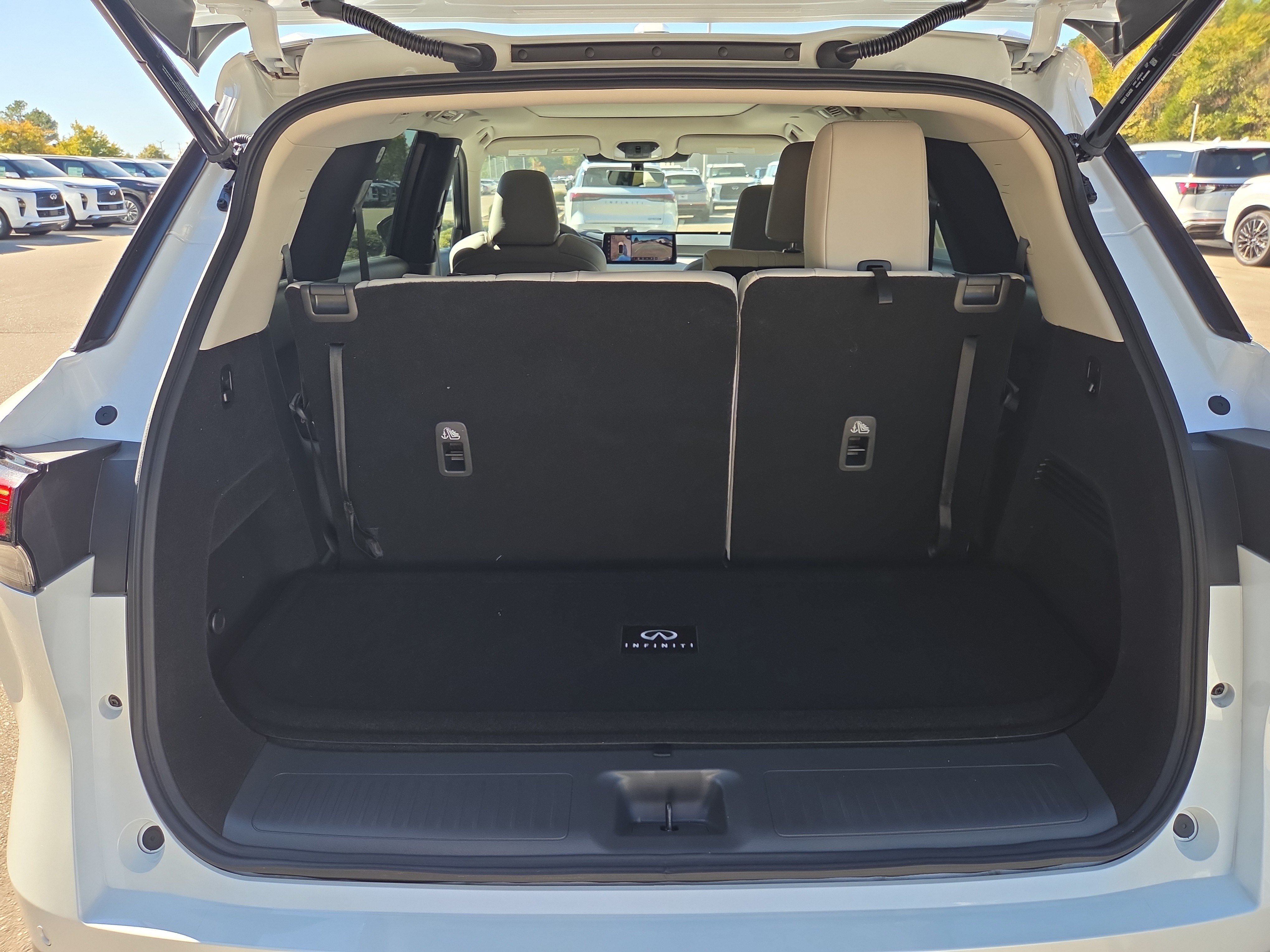 Used 2027 INFINITI QX60 Luxe w/ Cargo Package AWD/4WD image 10