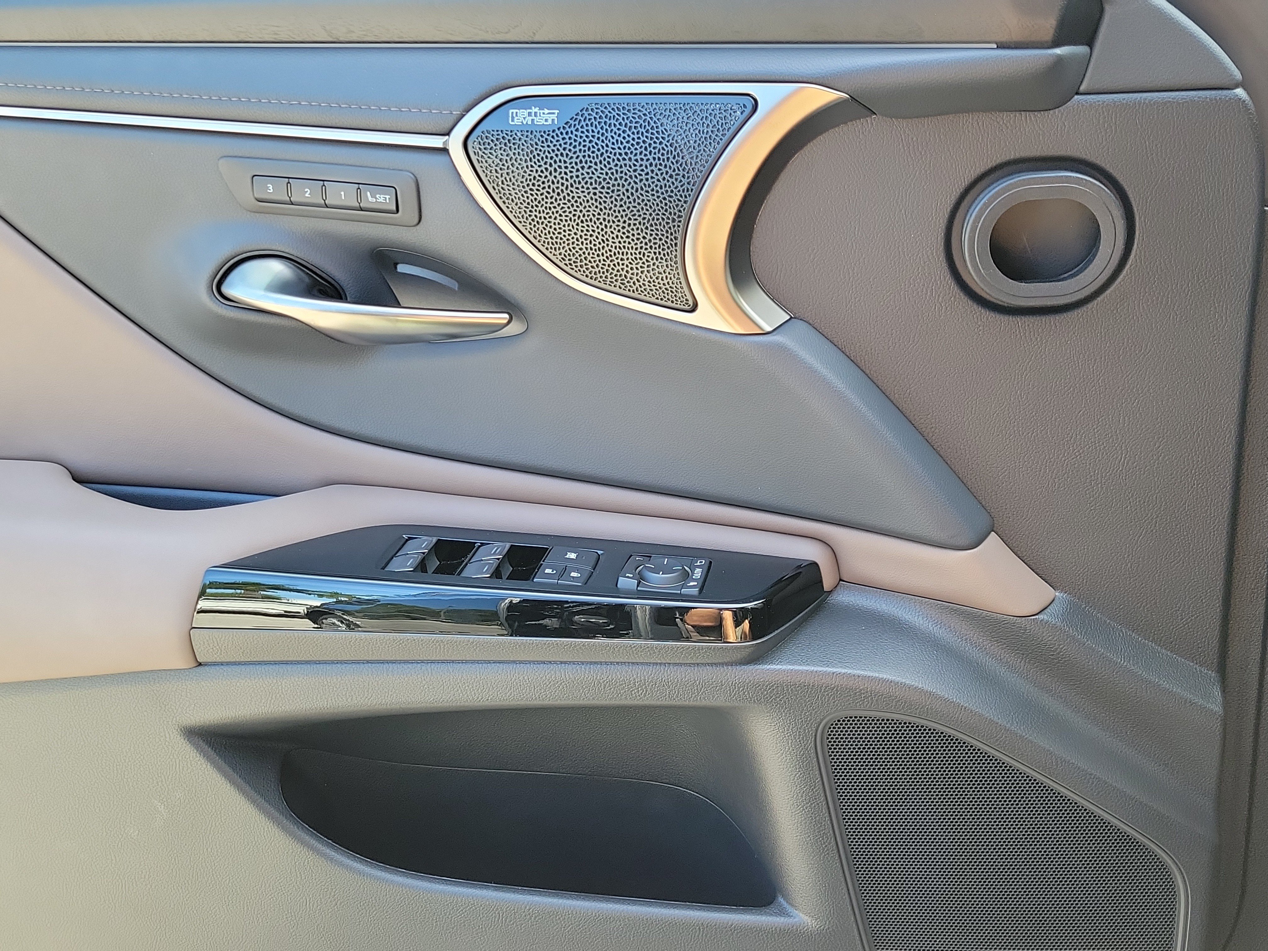 Used 2024 Lexus ES 350 Ultra Luxury w/ Accessory Package (Z2) FWD image 16