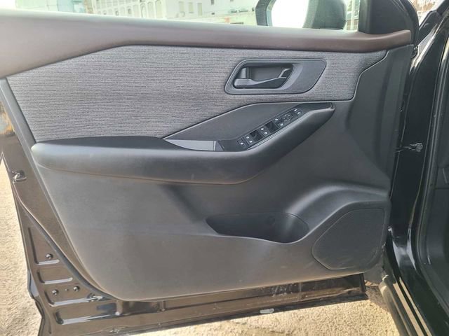 Used 2023 Nissan Rogue S image 14