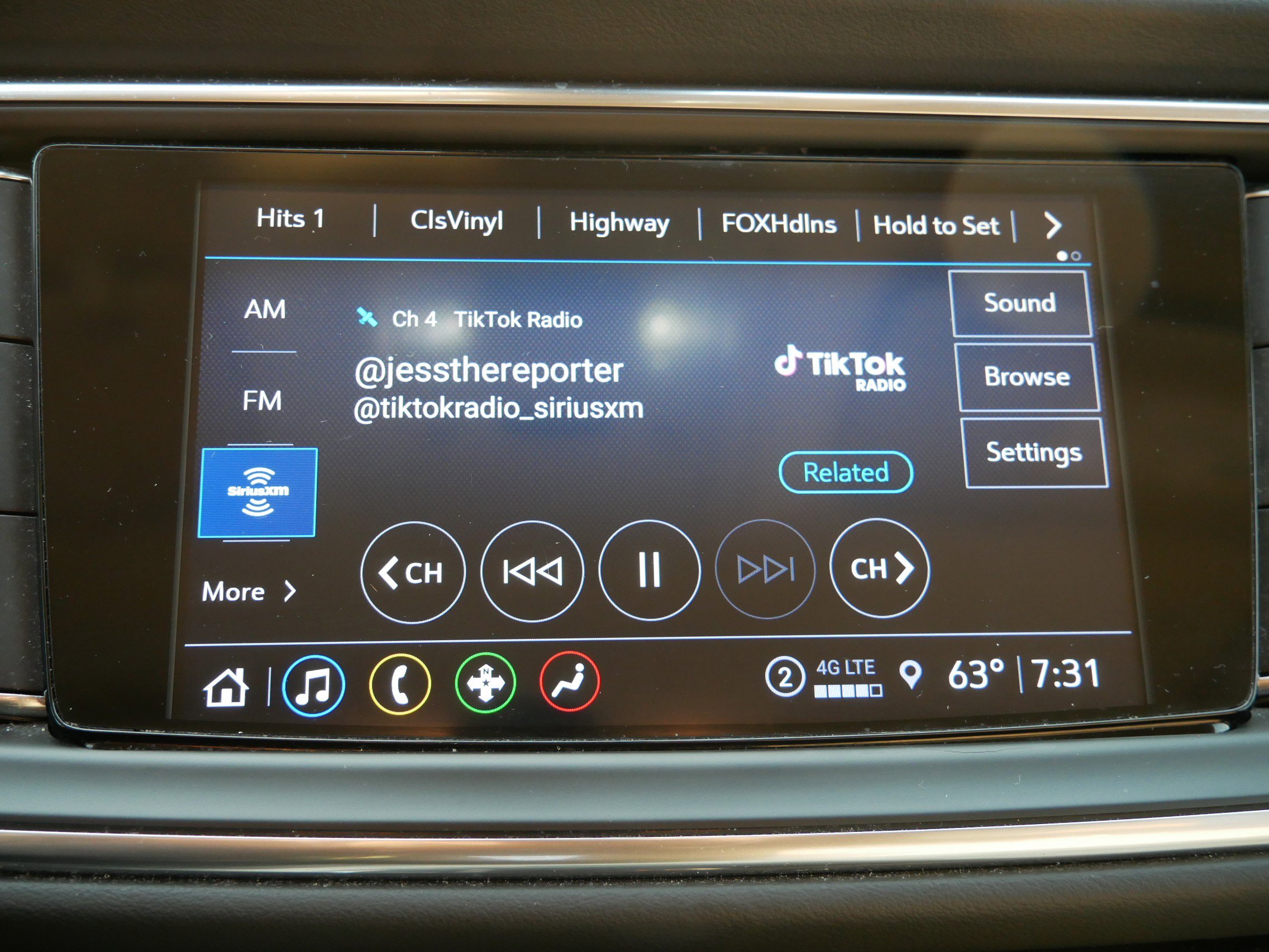 Used 2022 Buick Enclave Essence image 18