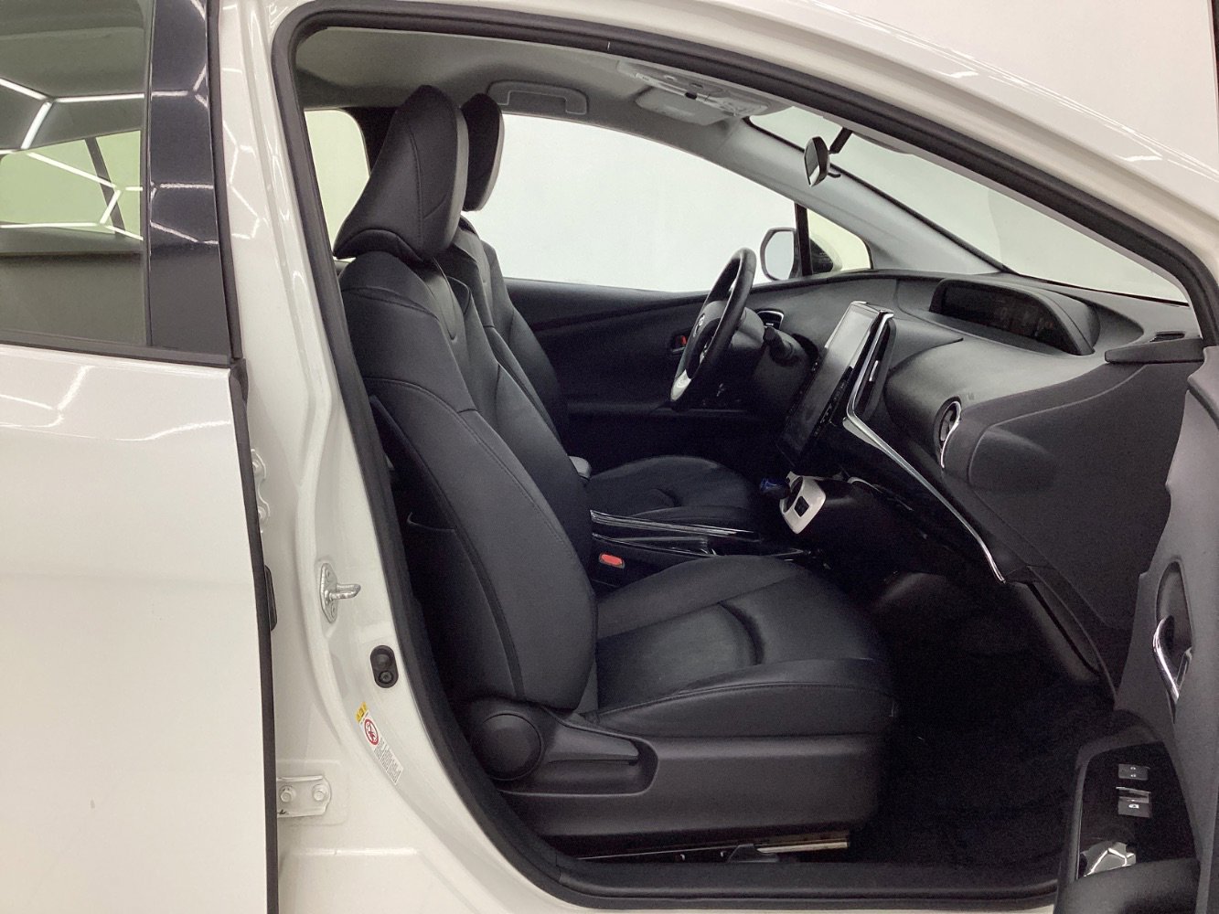 Used 2018 Toyota Prius Prime Premium image 15